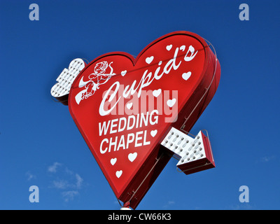 Cuore rosso segno di forma con neon freccia di Cupido il Matrimonio in Cappella di Las Vegas Nevada USA
