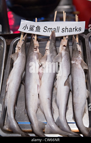 Venditore ambulante vendita di cibi esotici al night market alimentare lungo Wangfujing Street quartiere dello shopping a Pechino in Cina Foto Stock