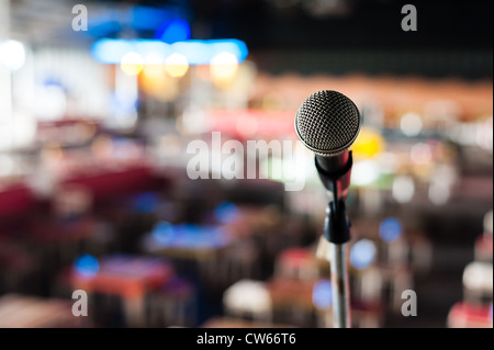 Il microfono sul palco in club con sfondo bokeh di fondo Foto Stock