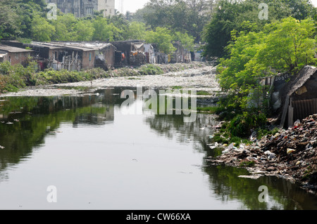 Una sudicia fiume inquinato in India Foto Stock