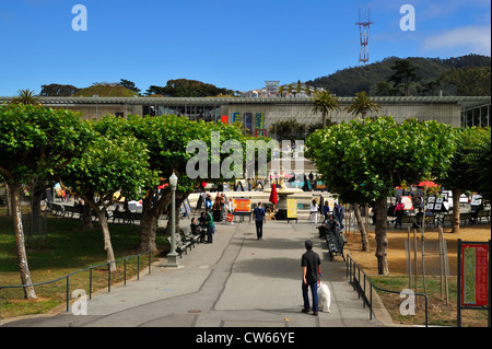 Mostra d'arte alla musica Concourse davanti all Accademia delle Scienze della California, San Francisco CA Foto Stock