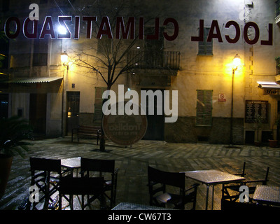 Street Cafe sotto la pioggia durante la notte, Spagna, Balearen, Maiorca, Alcudia Foto Stock