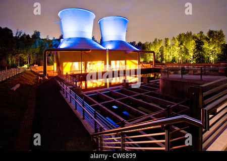 "Mondo dell' acqua con torri di raffreddamento accanto lo Jahrhunderthalle nel West Park Bochum, in Germania, in Renania settentrionale-Vestfalia, la zona della Ruhr, Bochum Foto Stock