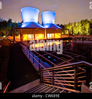 "Mondo dell' acqua con torri di raffreddamento accanto lo Jahrhunderthalle nel West Park Bochum, in Germania, in Renania settentrionale-Vestfalia, la zona della Ruhr, Bochum Foto Stock