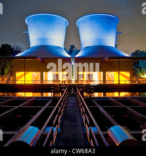 "Mondo dell' acqua con torri di raffreddamento accanto lo Jahrhunderthalle nel West Park Bochum, in Germania, in Renania settentrionale-Vestfalia, la zona della Ruhr, Bochum Foto Stock