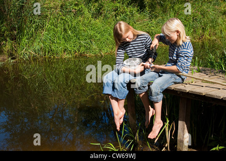 Due bambini con un selfmade brailer realizzato da un cullender Foto Stock