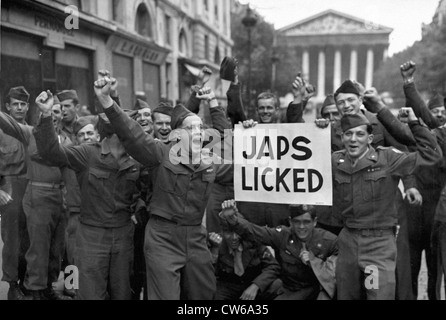 Le truppe degli Stati Uniti a Parigi celebrano il Giappone rinuncia (agosto 1O,1945) Foto Stock