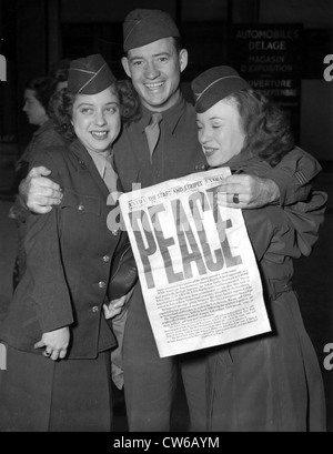 Le truppe degli Stati Uniti a Parigi (Francia) celebrare il Giappone rinuncia Agosto 10, 1945 Foto Stock