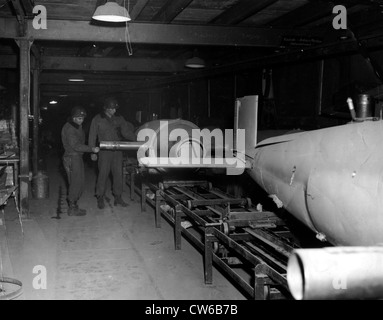 U.S esercito prende la metropolitana V-1 e V-2 fabbrica in Germania (primavera 1945) Foto Stock