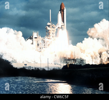 Lo Space Shuttle Discovery (missione STS-31) solleva dal KSC, Aprile 24,1990 Foto Stock