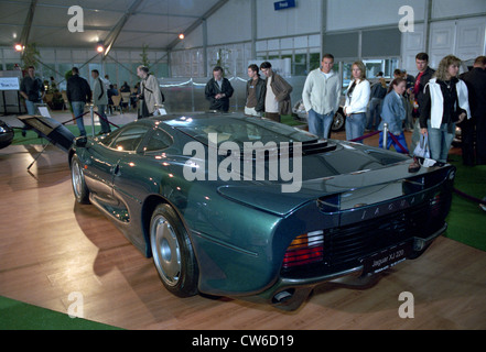 Racing gruener Jaguar XJ 220 in un motor show di Bucarest, Romania Foto Stock