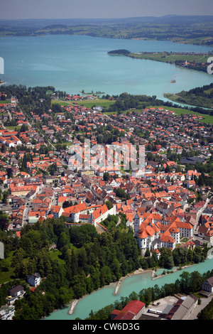 Vista di Füssen con Forggensee, fiume Lech e od città con castello, in Germania, in Baviera, Fuessen Foto Stock