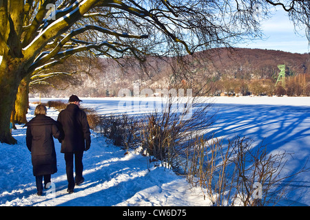 Paio di Baldeney congelati Lago, sullo sfondo di una fossa telaio della miniera di carbone Carl Funcke, in Germania, in Renania settentrionale-Vestfalia, la zona della Ruhr, Essen Foto Stock