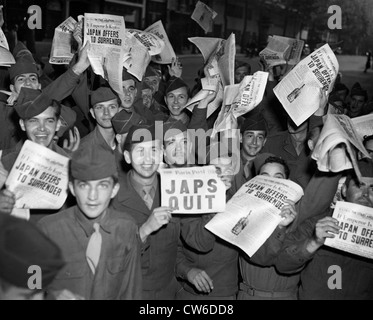 Le truppe degli Stati Uniti a Parigi (Francia) celebrare il Giappone rinuncia (10 agosto 1945) Foto Stock