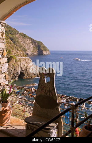 Italia: "Kissing sedia' sulla Via dell'Amore Foto Stock