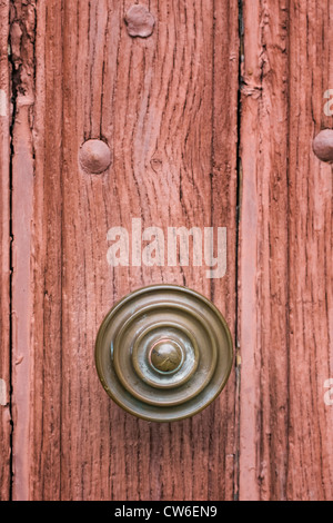 Ottone maniglia della porta su una porta di legno, Francia. Foto Stock
