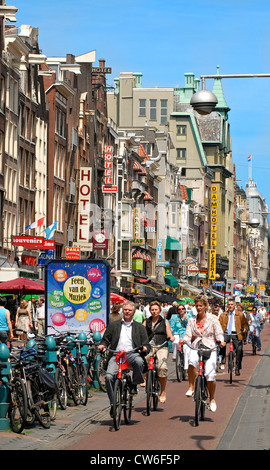 Damrak via dello shopping nel centro città di Amsterdam, Paesi Bassi Foto Stock