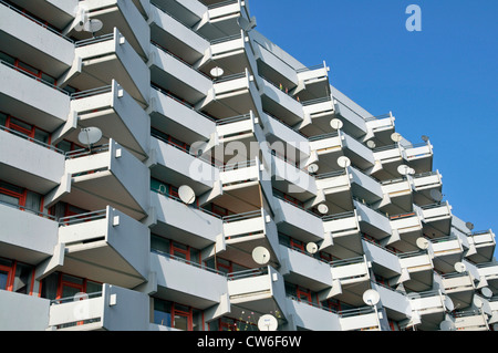 Torre residenziale con balconi e parabole satellitari, in Germania, in Renania settentrionale-Vestfalia, Chorweiler Foto Stock