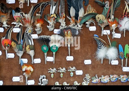 Negozio di souvenir, Gamsbart come hat decorazione, il ciuffo di peli di camoscio indossato come un cappello decorazione, GERMANIA Baden-Wuerttemberg, Heidelberg Foto Stock