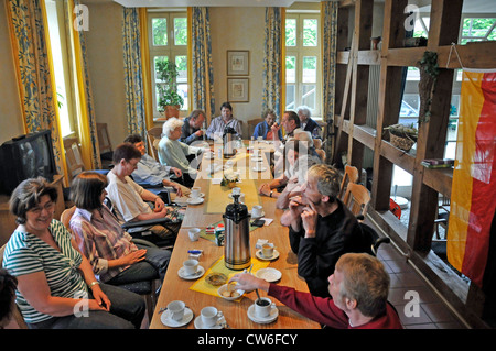 Matinee per anziani, pausa caffè in una casa di riposo per anziani, Germania Foto Stock