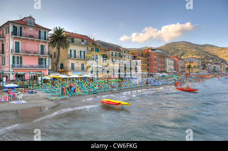Spiaggia esplandade in Alassio, Italia, Liguria, Riviera dei Fiori, Alassio Foto Stock
