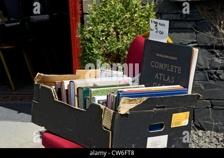 Primo piano della scatola di libri usati usati in vendita al di fuori della fiera del libro Inghilterra Regno Unito Regno Unito Gran Bretagna Foto Stock