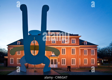 Opere d'arte moderna nella parte anteriore del castello di Oberhausen, in Germania, in Renania settentrionale-Vestfalia, la zona della Ruhr, Oberhausen Foto Stock