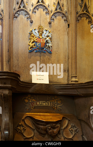 Royal stallo in coro, St Davids Cathedral interno, Pembrokeshire National Park, Galles Cymru, Regno Unito, Gran Bretagna, GB Foto Stock