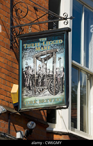 Primo piano del cartello del pub Three Legged Mare esterno del centro di York North Yorkshire Inghilterra Regno Unito GB Gran Bretagna Foto Stock
