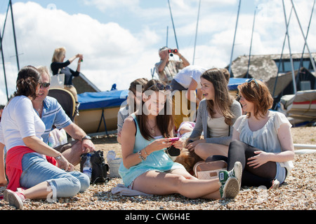 I giovani in relax sulla spiaggia di Whitstable Kent Foto Stock