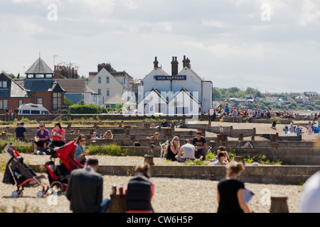 Whitstable spiagge, vista verso vecchi pub di Nettuno, Kent Foto Stock