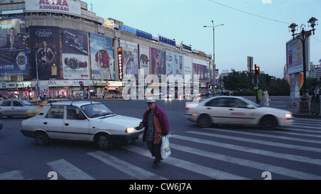 Unirea Shopping Center (USC) presso l'unità quadrata (Piata Unirii) a Bucarest Foto Stock