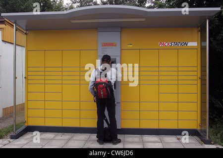 Muenchen, l uomo ad una stazione di imballaggio da DHL Foto Stock