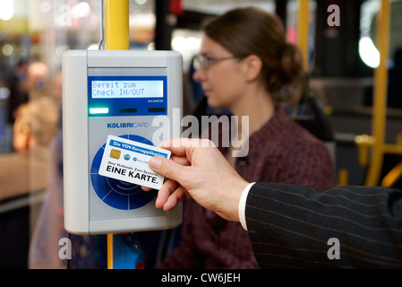 Emissione di biglietti per via elettronica presso la fiera Railtec Foto Stock