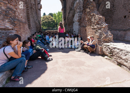 Classe della scuola di istruzione di ricezione (nell'ombra al Colosseo Roma Italia Foto Stock