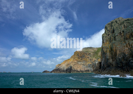 Scogliere rocciose su Ramsey isola nel sole primaverile, Pembrokeshire National Park, Galles Cymru, Regno Unito, Regno Unito, Gran Bretagna Foto Stock