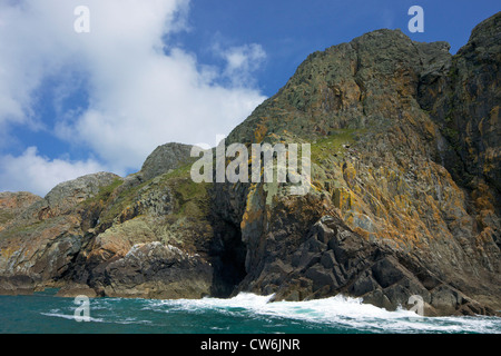 Scogliere rocciose su Ramsey isola nel sole primaverile, Pembrokeshire National Park, Galles Cymru, Regno Unito, Regno Unito, Gran Bretagna Foto Stock