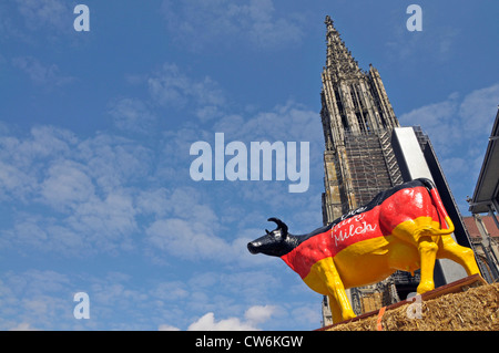 Protesta dei produttori di latte con una vacca artificiale per maggiori prezzi del latte, Ulmer Munster, Cattedrale di Ulm, in background, GERMANIA Baden-Wuerttemberg, Ulm Foto Stock