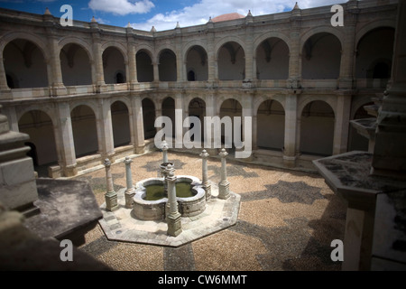 Chiostro del vecchio monastero e chiesa di Santo Domingo a Oaxaca, Messico, 10 luglio 2012. Foto Stock