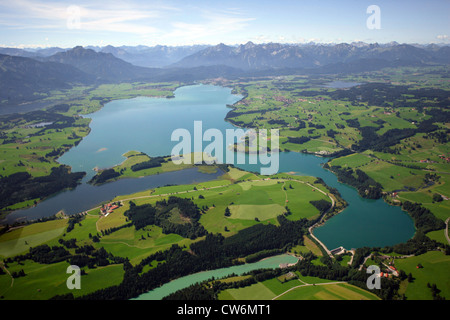 Forggensee con alpi in background e il fiume Lech in primo piano, in Germania, in Baviera Foto Stock