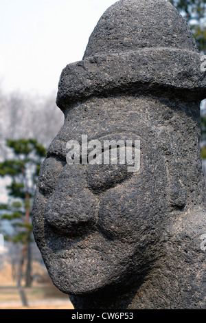 Dolhareubang Totem Pole di fronte al Museo Nazionale della Corea del Sud di Seoul Foto Stock