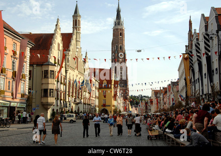 La città di Landshut in città festa 'Landshuter Hochzeitswochen', San Martin basilica in background, in Germania, in Baviera, Niederbayern, Bassa Baviera, Landshut Foto Stock