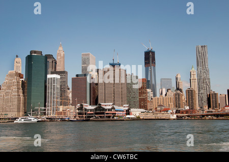 Sky line New York City Manhattan Freedom Tower o Tower One World Trade Center Beekman Tower Pier 17 Foto Stock