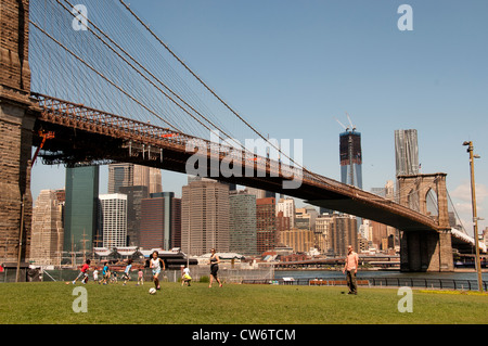 Ponte di Brooklyn Park Sky line New York City Manhattan Freedom Tower o Tower One World Trade Center Beekman Tower Pier 17 Foto Stock