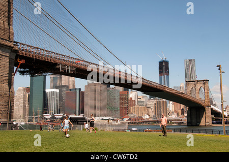 Ponte di Brooklyn Park Sky line New York City Manhattan Freedom Tower o Tower One World Trade Center Beekman Tower Pier 17 Foto Stock