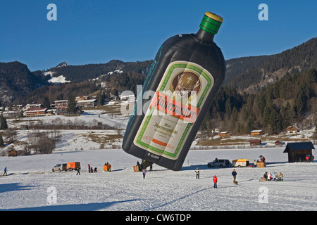 In mongolfiera a forma di bottiglia Jaegermeister su un campo di neve essendo preparato per l'inizio, in Germania, in Baviera, Allgaeu, Oberstdorf Foto Stock