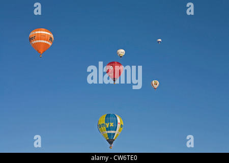 Quattro mongolfiere battenti di fronte a un cielo blu, in Germania, in Baviera, Allgaeu, Oberstdorf Foto Stock