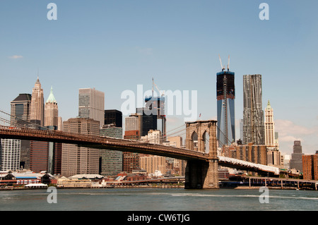 Ponte di Brooklyn Park Sky line New York City Manhattan Freedom Tower o Tower One World Trade Center Beekman Tower Pier 17 Foto Stock