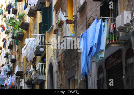 Rivestimento con balconi e clothlines, Italia, Neapel Foto Stock