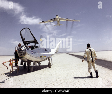 La NASA HL-10 sollevamento ricerca corpo un velivolo con la NASA B-52 lancio aeromobili battenti overhead circa 1966 - photo originato dalla NASA Foto Stock